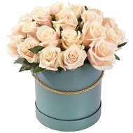 Коробка з кремовими трояндами