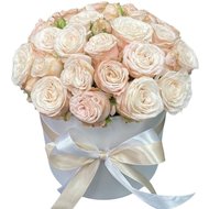 Коробка з піоноподібними трояндами