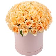 Коробка з трояндами