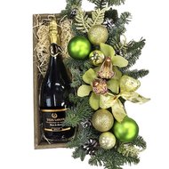 Коробка с шампанским и новогодним декором