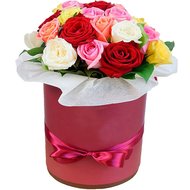 Коробка яскравих троянд