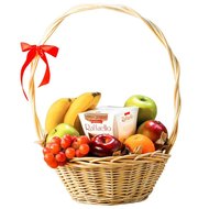 Кошик із фруктами та Raffaello