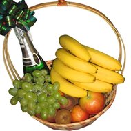 Кошик з фруктами та шампанським