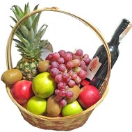 Кошик із фруктами та вином