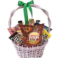 Кошик із соком та солодощами