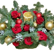 Кошик з трояндами, ялиною та свічкою