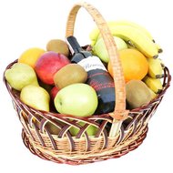 Кошик з вином і фруктами