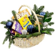 Кошик солодощів з новорічним декором