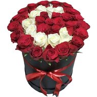 Красива літера з квітів