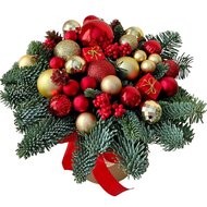 Красные и золотые шары с елью в коробке