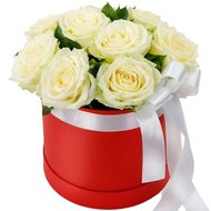 Невелика коробка з трояндами