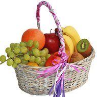 Невеликий кошик з фруктами