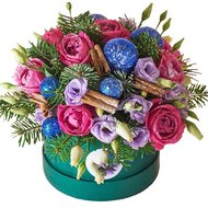 Новогодняя композиция из роз и еустом