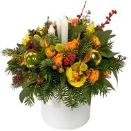 Новогодняя коробка с орхидеями и свечами