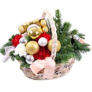 Новорічний кошик з гвоздиками та ялиною