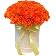 Помаранчеві троянди в капелюшній коробці