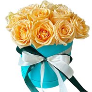 Персикові троянди в коробці