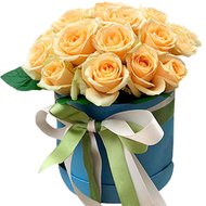 Персикові троянди в капелюшній коробці