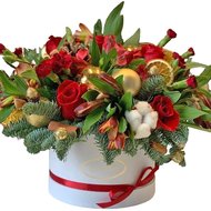 Подарочная новогодняя коробка с цветами и елью