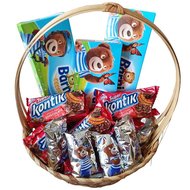 Подарунок дитині солодкий кошик