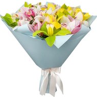 Різнокольорові орхідеї у букеті