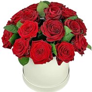 Троянди у білій коробці