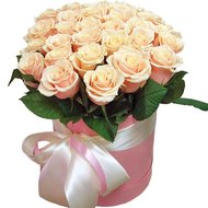 Капелюшна коробка з красивими трояндами