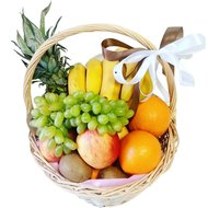 Смачний кошик фруктів