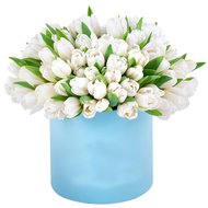 Велика коробка з білими тюльпанами