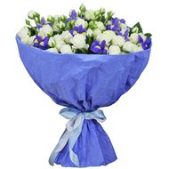 Букет з ірисів та кущових троянд