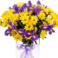 Букет з ірисів та жовтих хризантем