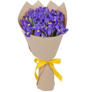 Букет з ірисів у крафт папері