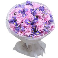 Букет з рожевими хризантемами та ірисом