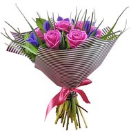 Букет з рожевими трояндами та ірисами