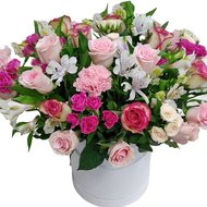 Коробка з різними квітами