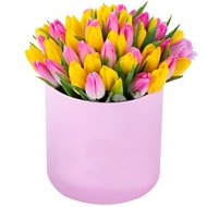 Коробка з жовтими та рожевими тюльпанами