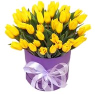 Коробка з жовтими тюльпанами