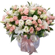 Красивий букет в капелюшній коробці