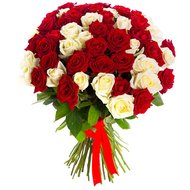 Красно белый букет роз