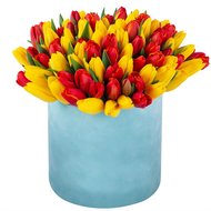 Червоні та жовті тюльпани в коробці