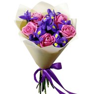 Маленький букет з троянд та ірисів