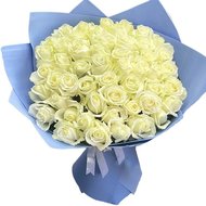 Багато білих троянд