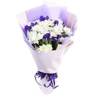 Невеликий букет з ірисами та хризантемами