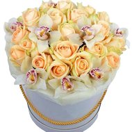 Ніжні квіти в шляпній коробці