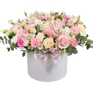 Ніжний букет у капелюшній коробці