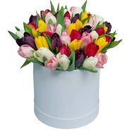 Подарункові квіти в коробці на 8 березня