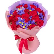 Троянди з ірисами