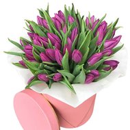 Капелюшна коробка з фіолетовими тюльпанами