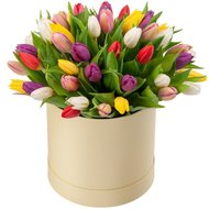 Тюльпани в шляпній коробці для коханій