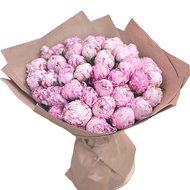 Букет півоній у крафті